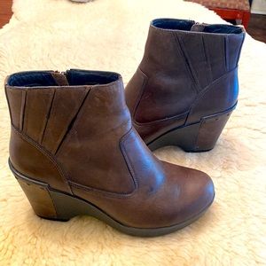 Dansko Brown Leather Ankle Zip Heeled Boot. Women’s Euro Size 37 or US 6.5-7